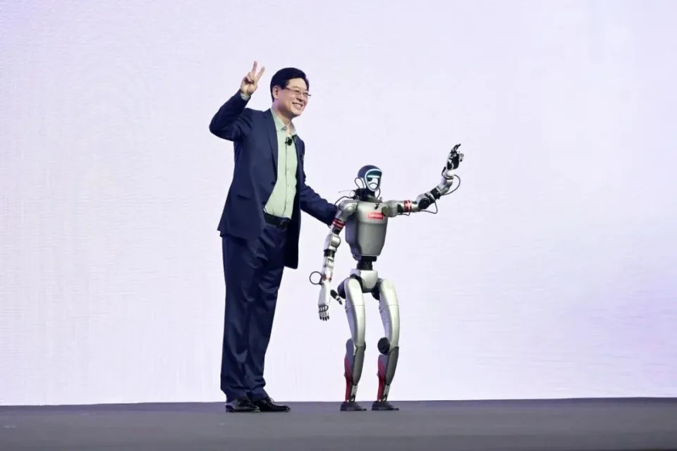 行业资讯|硅基员工亮相、AI芯片博弈与制造业成本重构